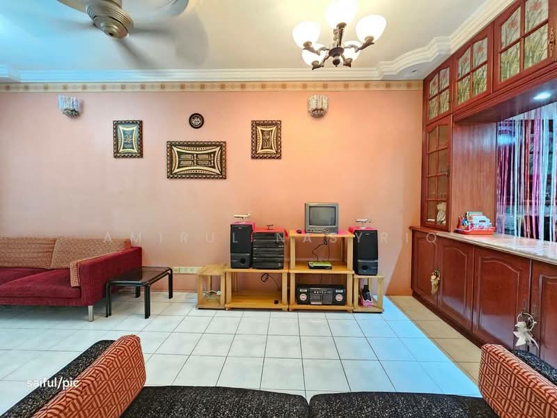 Townhouse for Sale in Seksyen 32 (Shah Alam) - Amirul Nasyriq - Living Room - PropertyGuru.com.my