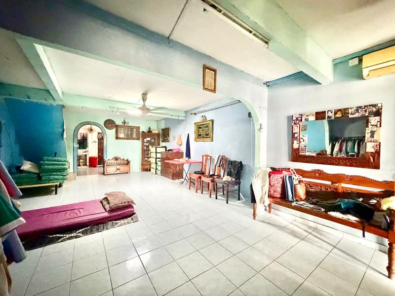 Rumah Teres 2 Tingkat untuk Dijual di Taman Medan (Petaling Jaya) - Azli Ibrahim - Living Room - PropertyGuru.com.my