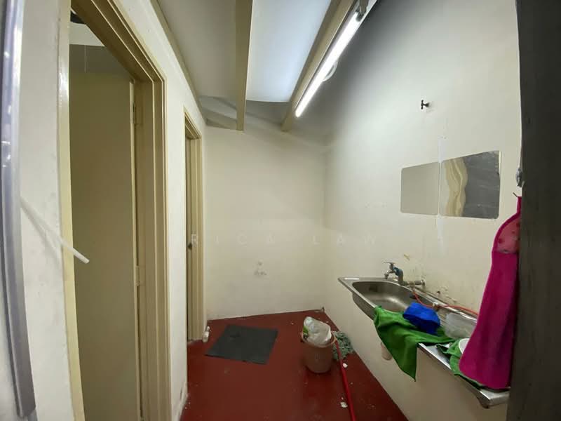 Kilang untuk Disewa di Jalan Klang Lama (Old Klang Road) (Kuala Lumpur) - Erica Law - Bathroom - PropertyGuru.com.my