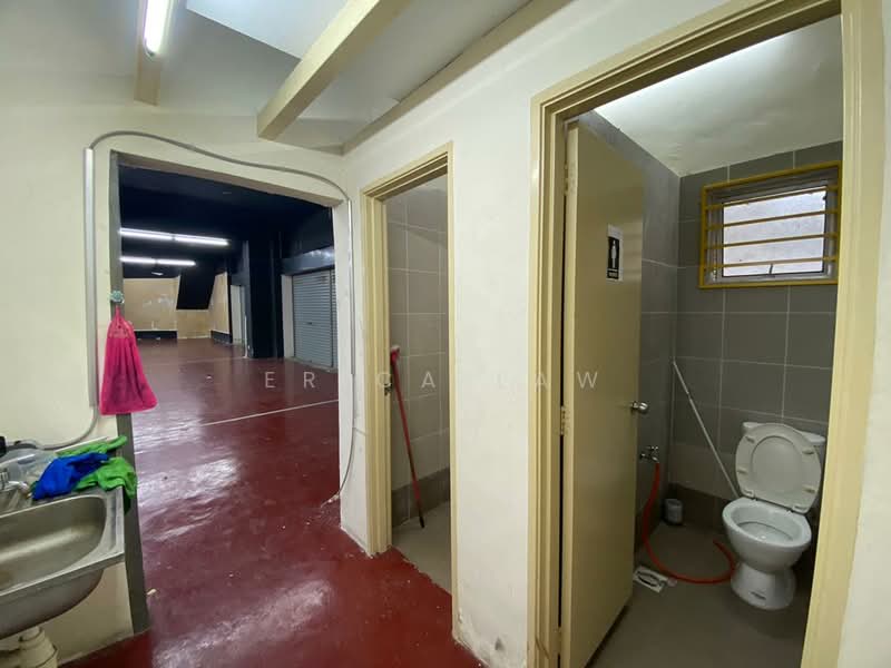 Kilang untuk Disewa di Jalan Klang Lama (Old Klang Road) (Kuala Lumpur) - Erica Law - Bathroom - PropertyGuru.com.my