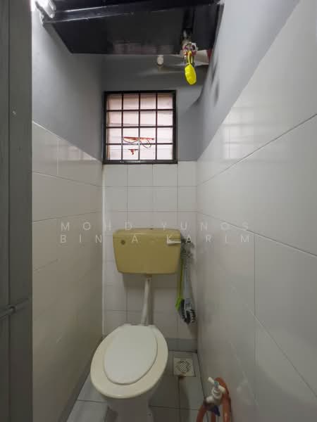 Pangsapuri untuk Dijual di Apartment Idaman - Mohd Yunos Bin A.Karim - Bathroom - PropertyGuru.com.my