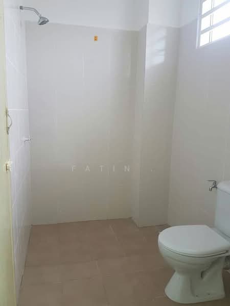 Terraced House for Sale in Gopeng Industrial Park (Gopeng) - Fatin . - Bathroom - PropertyGuru.com.my