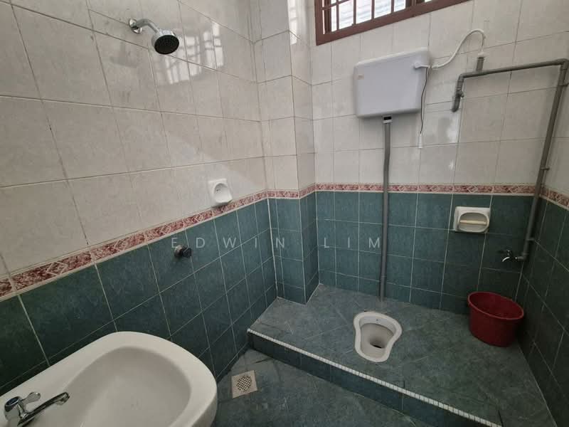 Rumah Teres 2 Tingkat untuk Dijual di Taman Tampoi Indah (Tampoi) - Edwin Lim - Bathroom - PropertyGuru.com.my