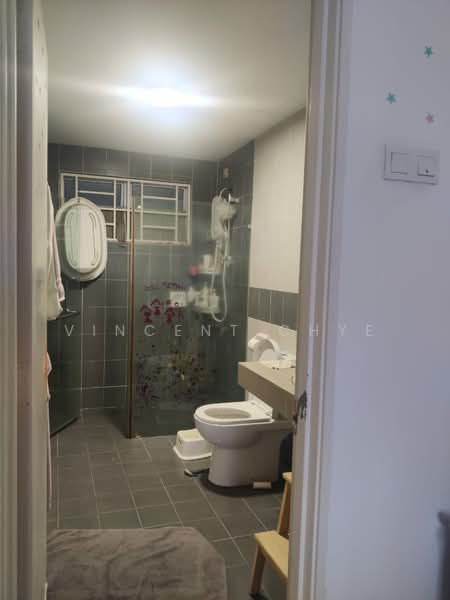 Servis Apartment untuk Dijual di Koi Kinrara - Vincent Chye - Bathroom - PropertyGuru.com.my