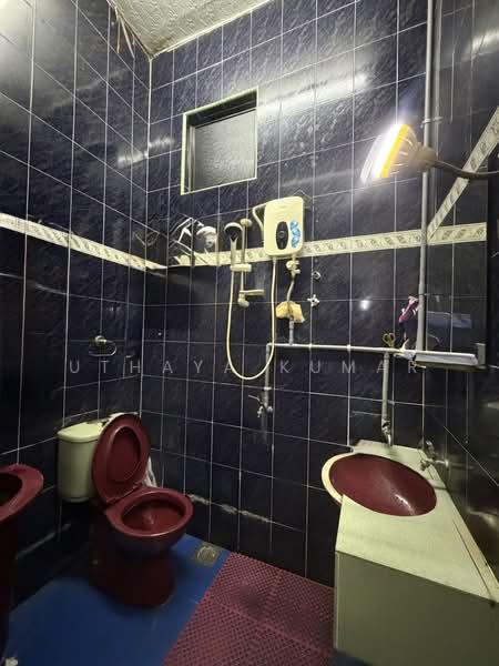 Rumah Teres untuk Dijual di Taman Sri Rawang (Rawang) - Uthaya Kumar - Bathroom - PropertyGuru.com.my