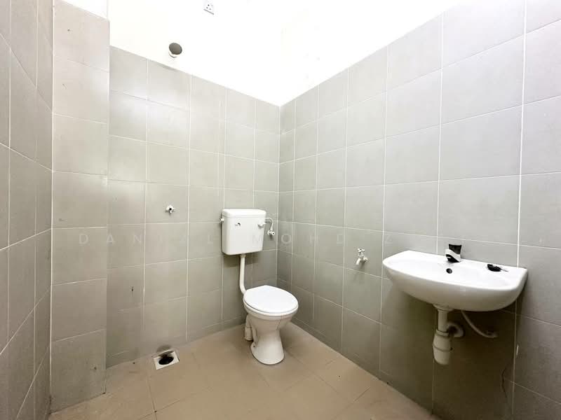 Semi-Detached House for Sale in Banting (Selangor) - Danial Mohd Zaki - Bathroom - PropertyGuru.com.my