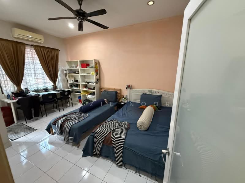 Rumah Teres 2 Tingkat untuk Dijual di Alam Budiman (Shah Alam) - Fazie Noor - Bedroom - PropertyGuru.com.my