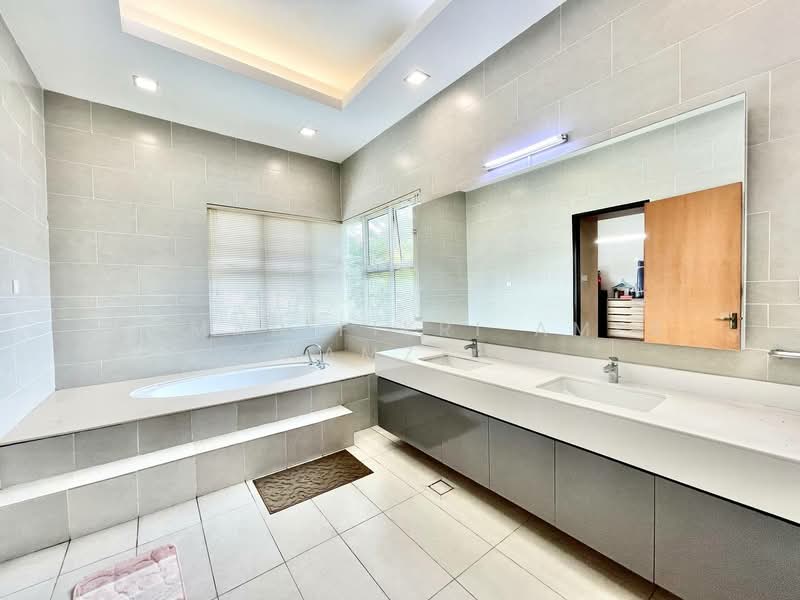 Rumah Banglo untuk Dijual di Ukay Bistari (Ulu Kelang) - Ahmad Fikri Amer Hamzah - Bathroom - PropertyGuru.com.my