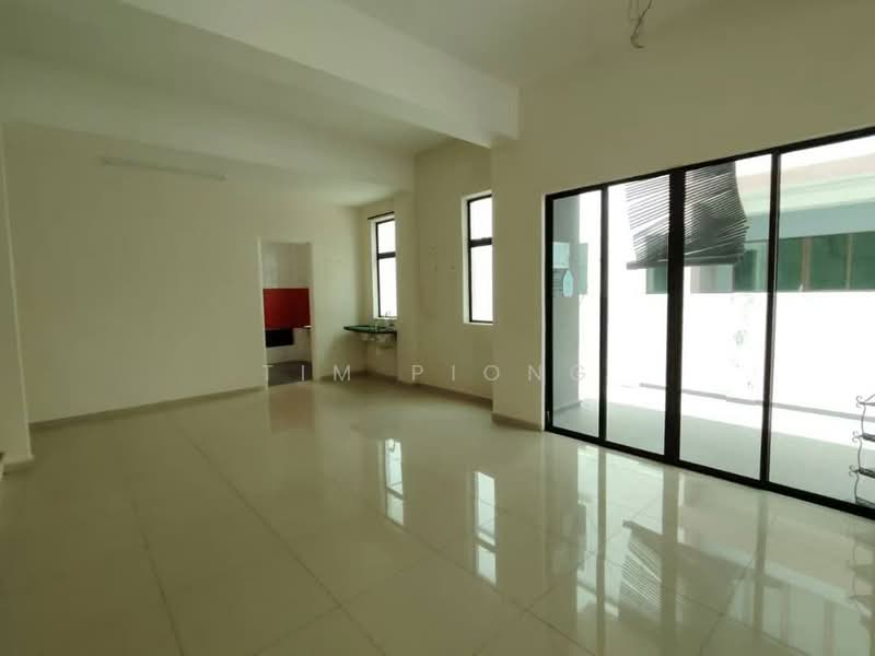 Rumah Berkembar untuk Dijual di Taman Ozana Impian (Bukit Katil) - Tim Piong - Living Room - PropertyGuru.com.my