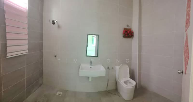 Rumah Berkembar untuk Dijual di Taman Ozana Impian (Bukit Katil) - Tim Piong - Bathroom - PropertyGuru.com.my