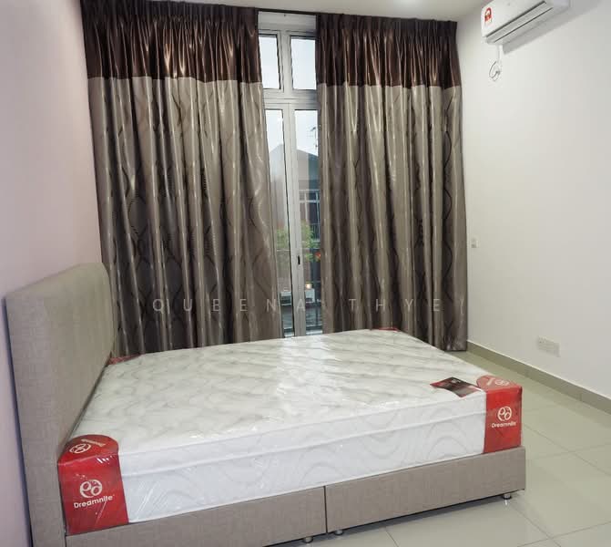 Rumah Teres 2 Tingkat untuk Disewa di Taman Mount Austin (Tebrau) - Queena Thye - Bedroom - PropertyGuru.com.my