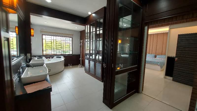 Bungalow for Sale in Taman Bukit Kempas (Tampoi) - Nat Sin - Bathroom - PropertyGuru.com.my