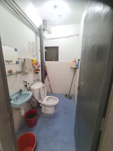 Apartment for Rent at Taman Lembah Maju 600 Apartment - Cyyan Tan - Bathroom - PropertyGuru.com.my