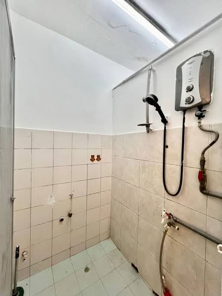 Rumah Flat untuk Dijual di Danau Kota Flat - Syahrim Naim - Bathroom - PropertyGuru.com.my