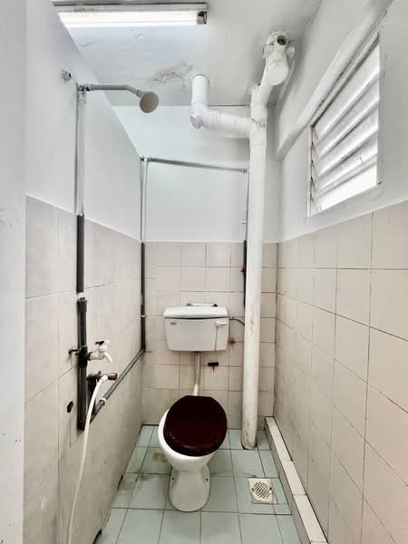 Rumah Flat untuk Dijual di Danau Kota Flat - Syahrim Naim - Bathroom - PropertyGuru.com.my