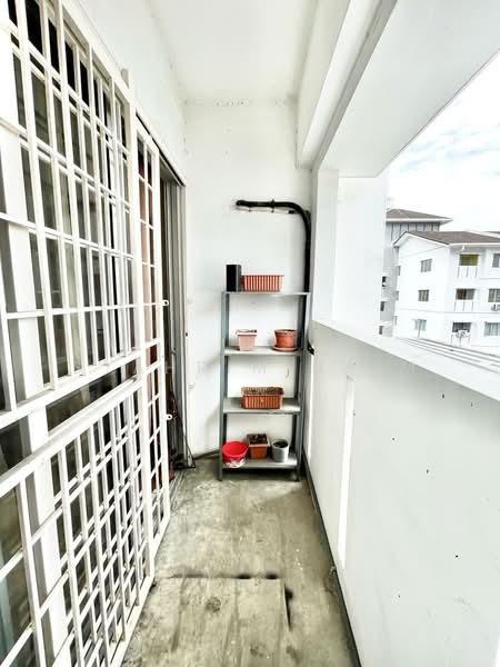 Pangsapuri untuk Dijual di Pangsapuri Putra - Syahrim Naim - Balcony - PropertyGuru.com.my