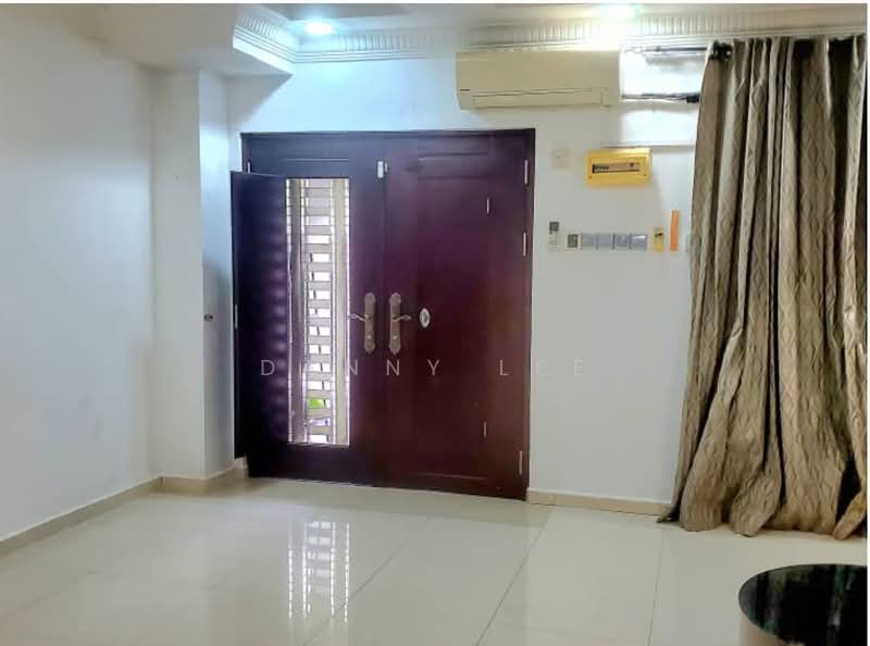 Rumah Teres 2 Tingkat untuk Dijual di Taman Lestari Putra (Seri Kembangan) - Danny Lee - Entrance - PropertyGuru.com.my
