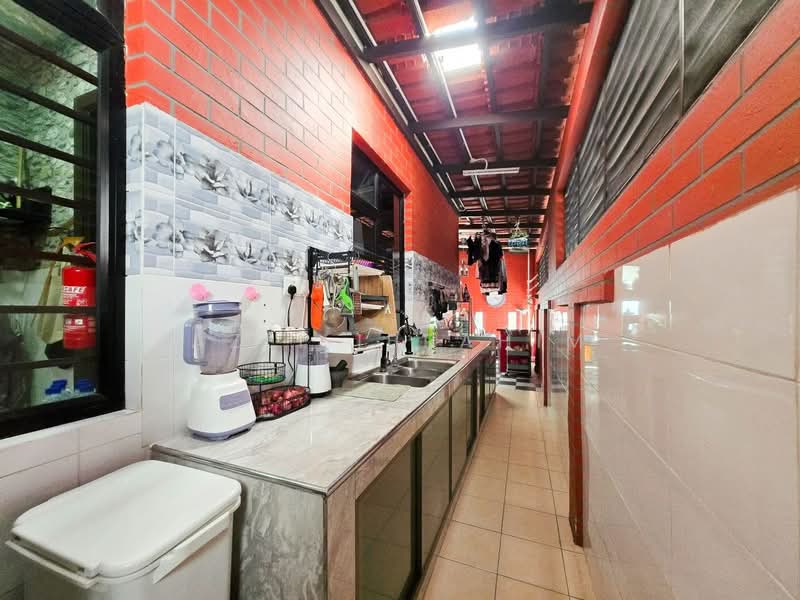 2-storey Terraced House for Sale in Seksyen 35 (Shah Alam) - Azli Ibrahim - Kitchen - PropertyGuru.com.my