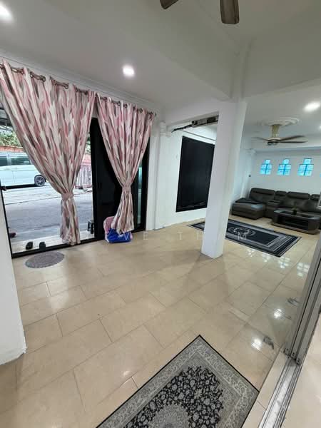 Townhouse for Rent in Balakong (Selangor) - Steve Tham - Living Room - PropertyGuru.com.my