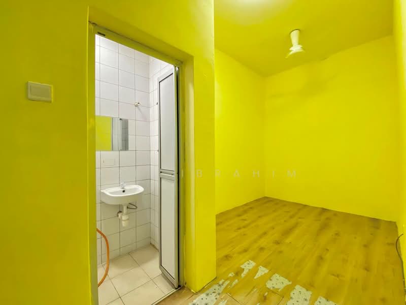 Rumah Bandar untuk Dijual di Taman Seri Segar (Semenyih) - Azli Ibrahim - Bathroom - PropertyGuru.com.my