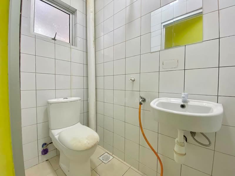 Rumah Bandar untuk Dijual di Taman Seri Segar (Semenyih) - Azli Ibrahim - Bathroom - PropertyGuru.com.my