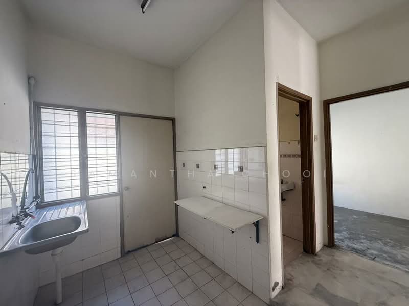 Rumah Teres 2-Tingkat untuk Dijual di Taman Wawasan (Puchong) - Samantha Chooi - Kitchen - PropertyGuru.com.my