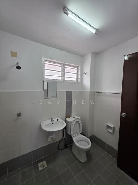Rumah Teres 2 Tingkat untuk Disewa di Bandar Baru Bangi (Selangor) - Sam Hew - Bathroom - PropertyGuru.com.my