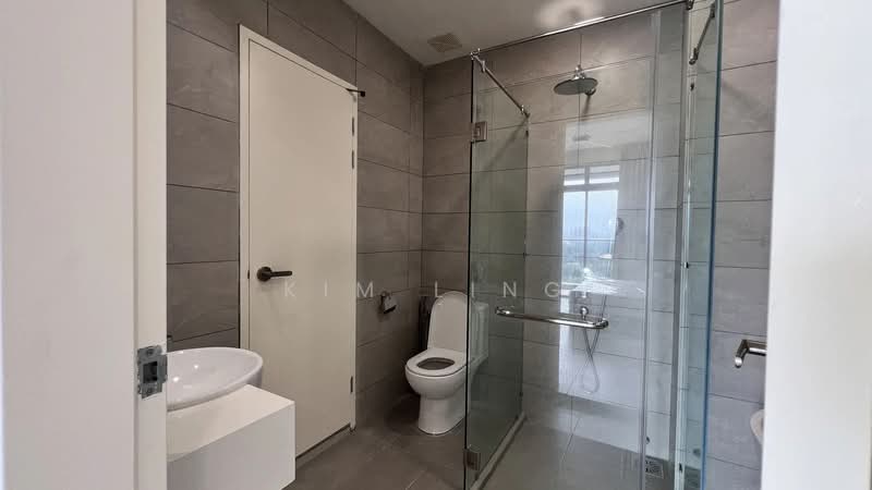 Servis Apartment untuk Disewa di Dorsett Waterfront Subang - Kim Ling - Master Bathroom - PropertyGuru.com.my
