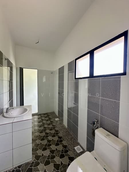 Rumah Berkembar untuk Dijual di Kampung Tersusun Kledang Utama (Sungai Siput) - Levi Chong - Bathroom - PropertyGuru.com.my