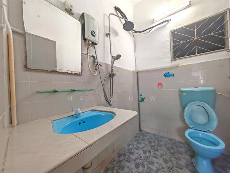 Rumah Teres 2 Tingkat untuk Dijual di Bandar Tiram (Ulu Tiram) - Mavis Hew - Bathroom - PropertyGuru.com.my