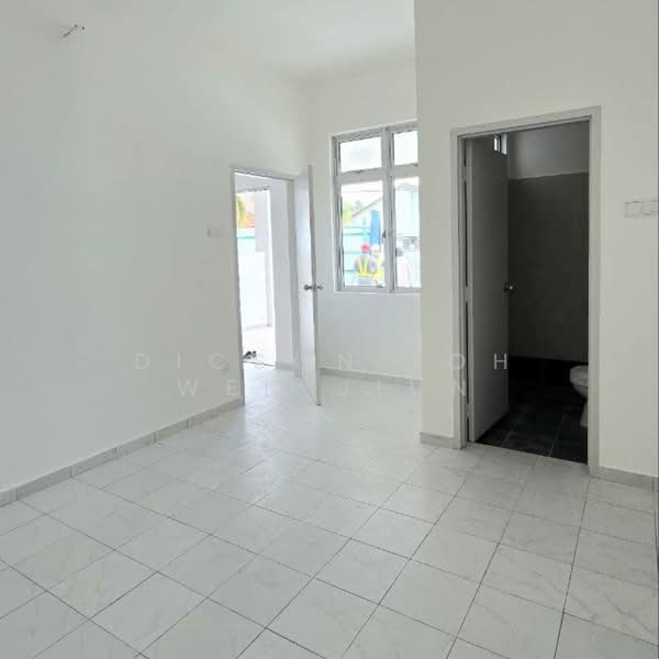 Rumah Teres 1 Tingkat untuk Dijual di Taman Tasik Utama (Bukit Katil) - Dicson Loh Wen Jiun - Master bedroom - PropertyGuru.com.my