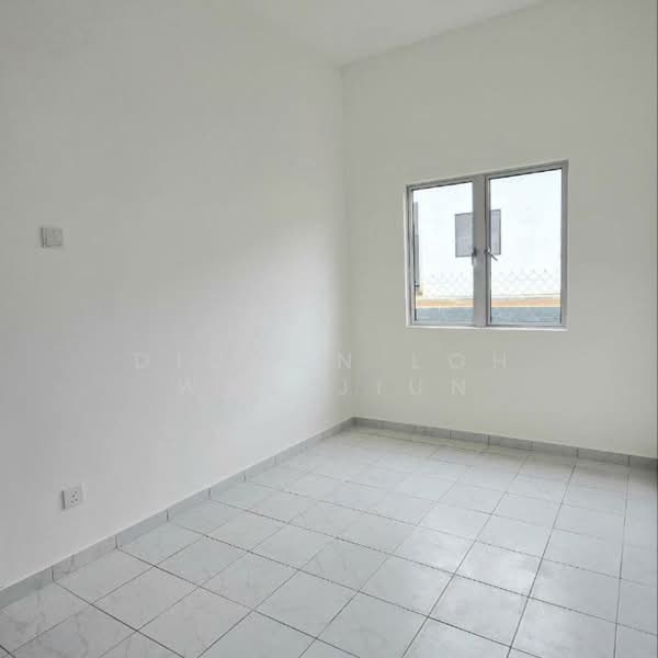 Rumah Teres 1 Tingkat untuk Dijual di Taman Tasik Utama (Bukit Katil) - Dicson Loh Wen Jiun - Bedroom 1 - PropertyGuru.com.my