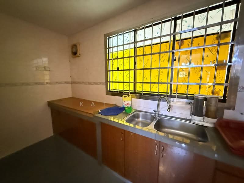 Semi-Detached House for Rent in Taman Perling (Perling) - Kate Tee - Kitchen - PropertyGuru.com.my