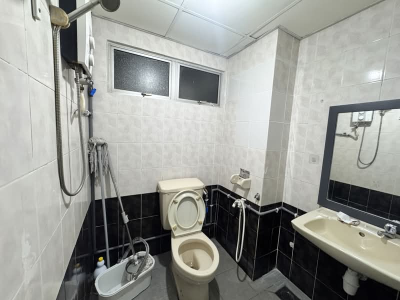 Kondominium untuk Disewa di Endah Regal Condominium - CHRIS LEW - Bathroom - PropertyGuru.com.my