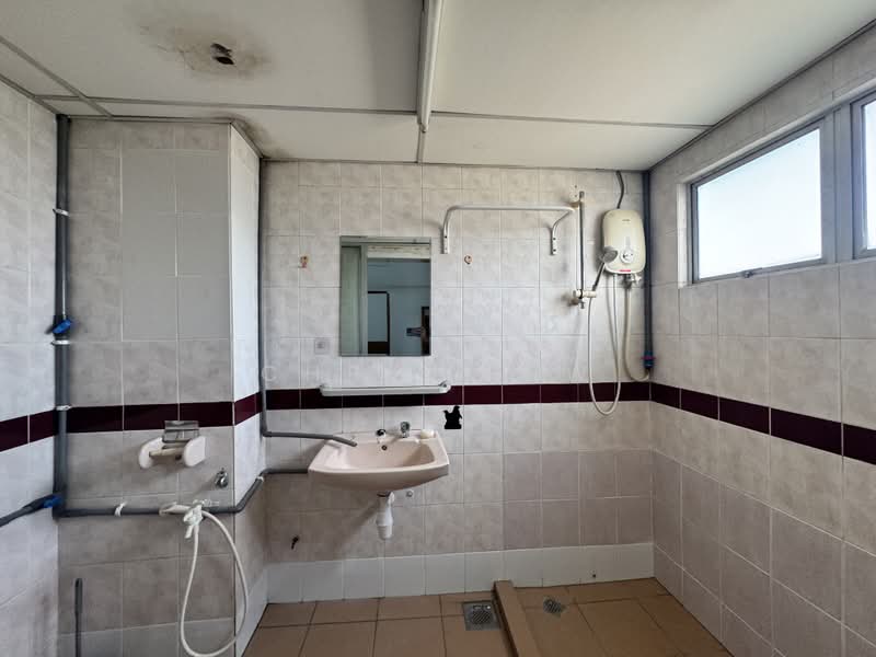 Kondominium untuk Disewa di Endah Regal Condominium - CHRIS LEW - Bathroom - PropertyGuru.com.my