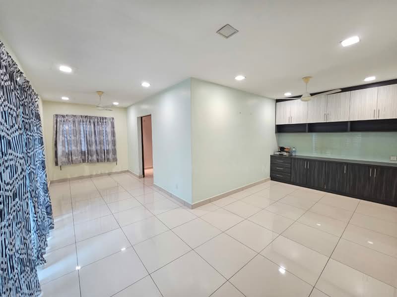 2-storey Terraced House for Sale in TAMAN PUCHONG UTAMA (Puchong) - Jason Tan - Living Room - PropertyGuru.com.my