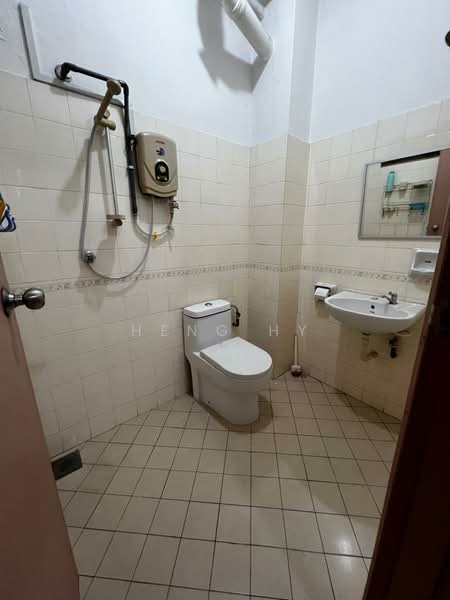 Pangsapuri untuk Disewa di Mon Bisca - Heng Hy - Bathroom - PropertyGuru.com.my
