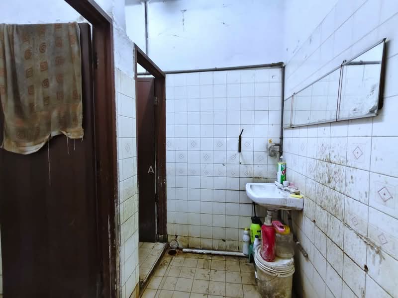 Terrace Factory for Sale in Taman Mount Austin (Tebrau) - Karl Lim - Bathroom - PropertyGuru.com.my