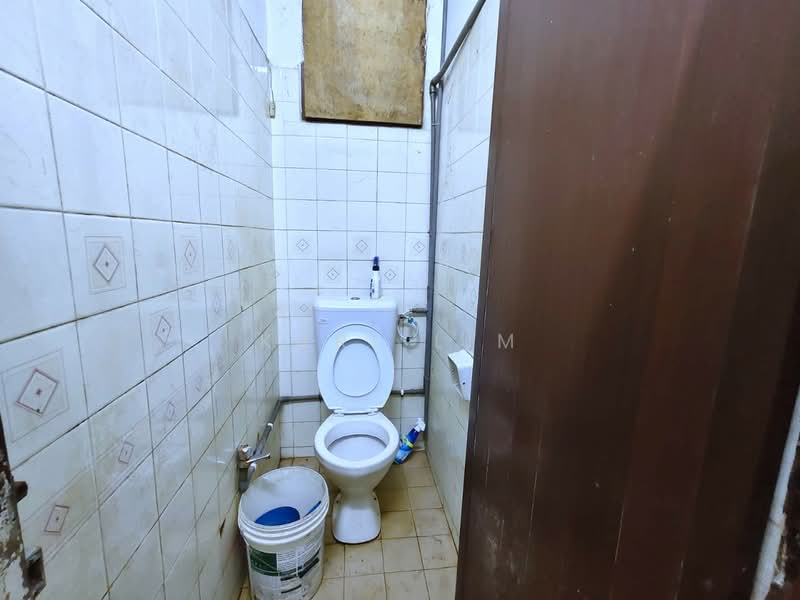 Terrace Factory for Sale in Taman Mount Austin (Tebrau) - Karl Lim - Bathroom - PropertyGuru.com.my