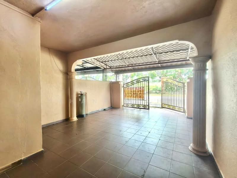 Rumah Teres 2 Tingkat untuk Dijual di Taman Sri Muda (Shah Alam) - Fahana Rashid - Entrance - PropertyGuru.com.my