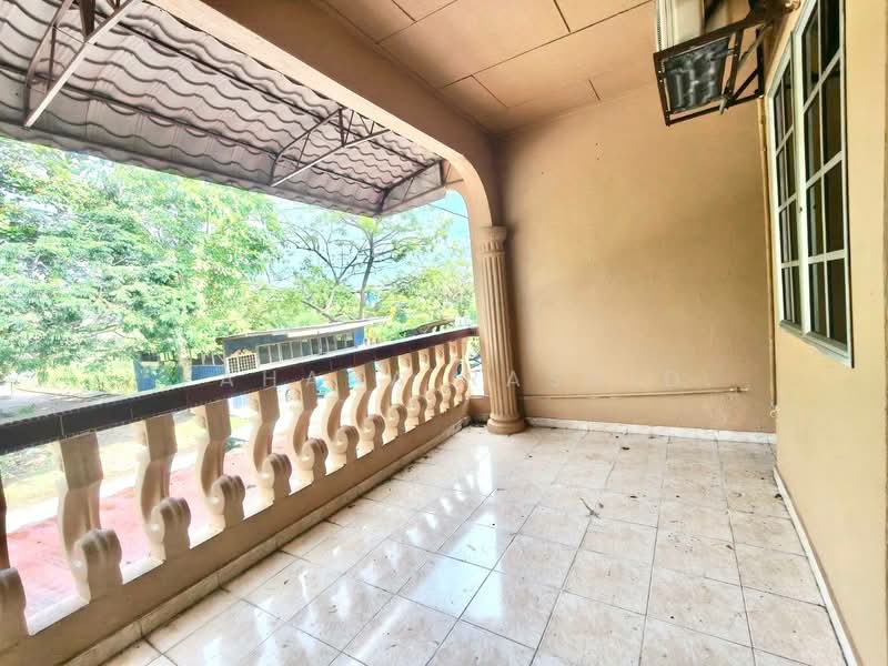 Rumah Teres 2 Tingkat untuk Dijual di Taman Sri Muda (Shah Alam) - Fahana Rashid - Balcony - PropertyGuru.com.my