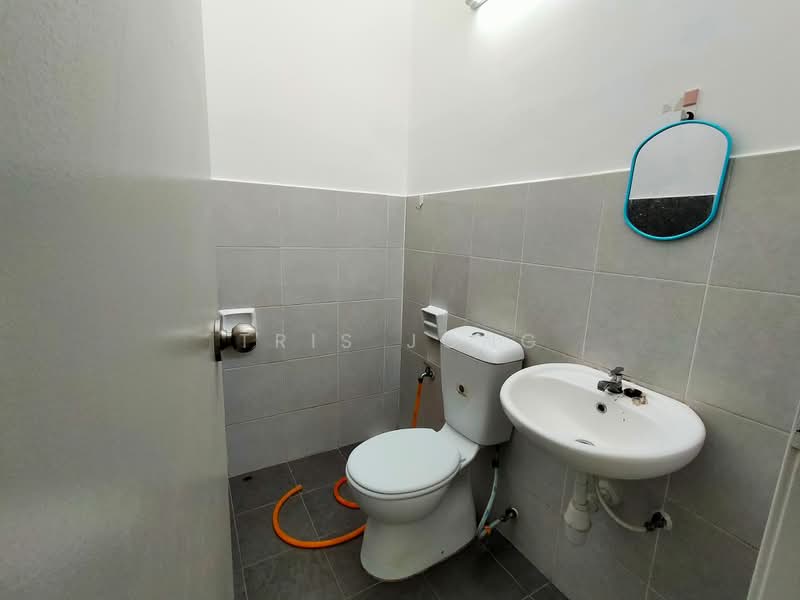 Rumah Teres 1-Tingkat untuk Dijual di Taman Sari Alamanda (Serendah) - Tris Jong - Bathroom - PropertyGuru.com.my