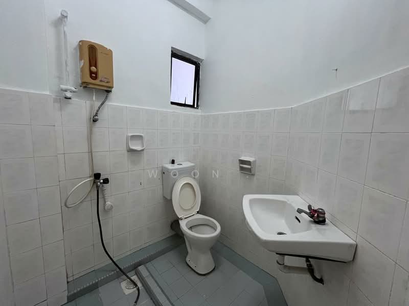 Pangsapuri untuk Dijual di Kenanga (Park View Court) - Woon . - Bathroom - PropertyGuru.com.my