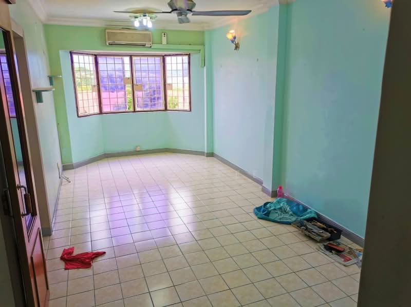Pangsapuri untuk Dijual di Permai Apartment - Sam Yee - Living Room - PropertyGuru.com.my