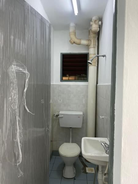 Pangsapuri untuk Dijual di Permai Apartment - Sam Yee - Bathroom - PropertyGuru.com.my