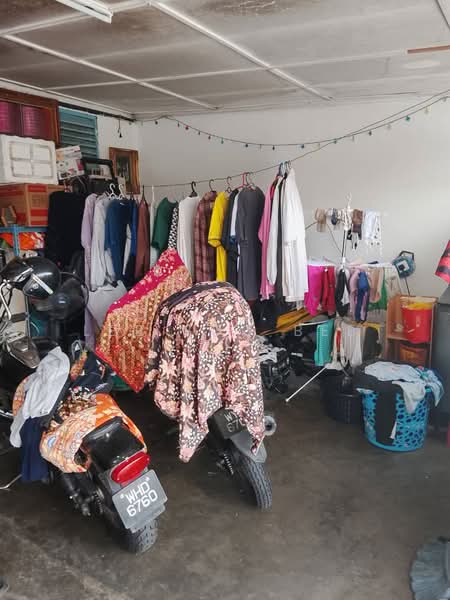 Rumah Teres untuk Dijual di Hulu Langat (Selangor) - Lee Soo Bee - Car Park - PropertyGuru.com.my
