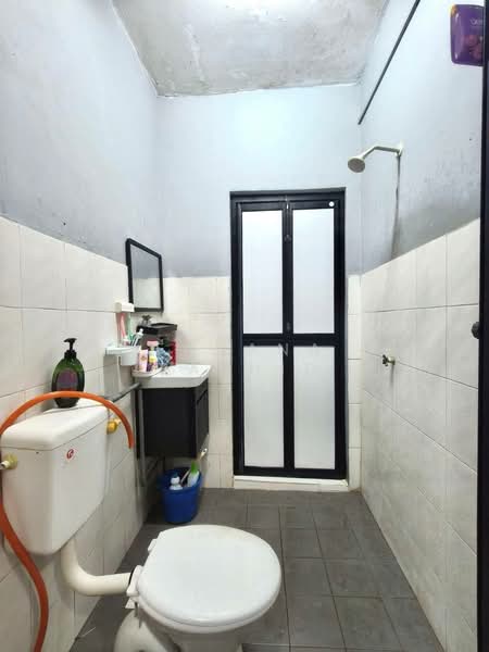 1.5-storey Terraced House for Sale in Taman Serendah Makmur (Serendah) - Fahana Rashid - Bathroom - PropertyGuru.com.my