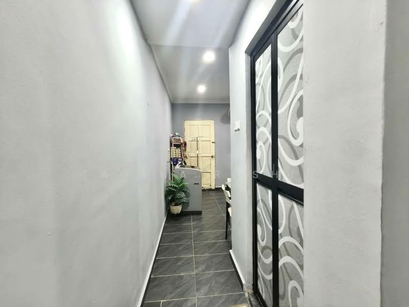 1.5-storey Terraced House for Sale in Taman Serendah Makmur (Serendah) - Fahana Rashid - Corridor - PropertyGuru.com.my