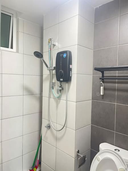 Kondominium untuk Disewa di Fairview Residence - Carson Ang - Bathroom - PropertyGuru.com.my