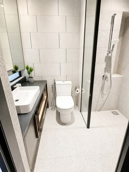 Servis Apartment untuk Disewa di Scarletz Suites @ KL City Centre - Chris Yong - Bathroom - PropertyGuru.com.my